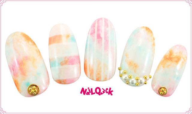 ホワイトカラーをメインにピンク オレンジ ブルーを使ったタイダイネイル ネイルサロンならネイルクイック Nail Quick