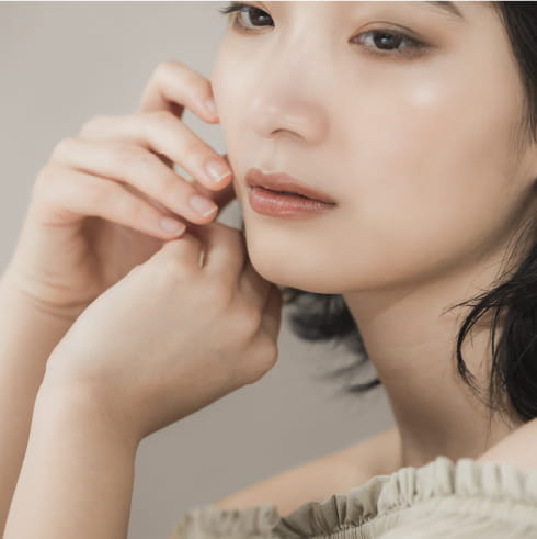 女性が顎に手を当てている様子