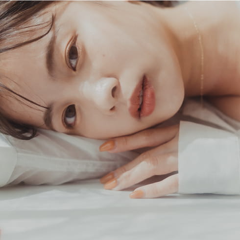 女性が横を向いている様子