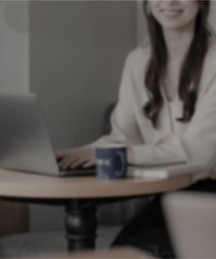 PCを打っている女性の画像