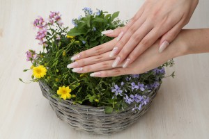 ネイルが浮く・剥がれる原因は何？ジェルやカラー前はプレパレーションが大事！